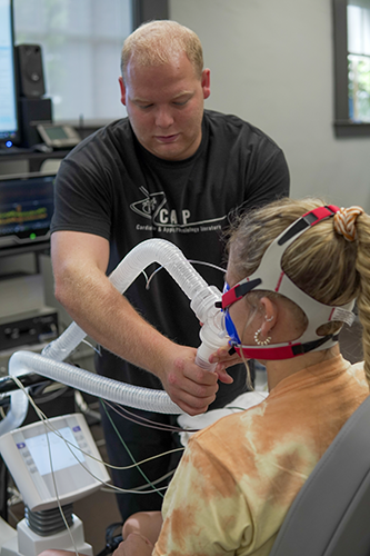 Thomas Bissen working in the lab with a student